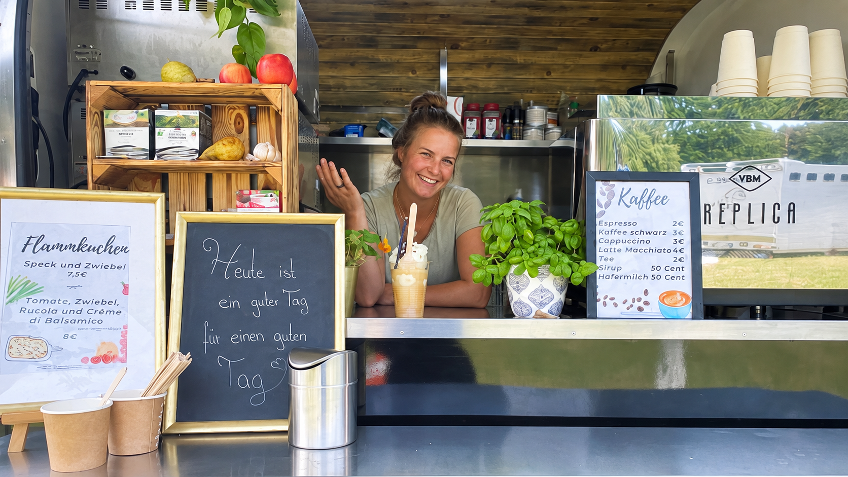 Daphne lächelt im geöffneten Kaffeewagen