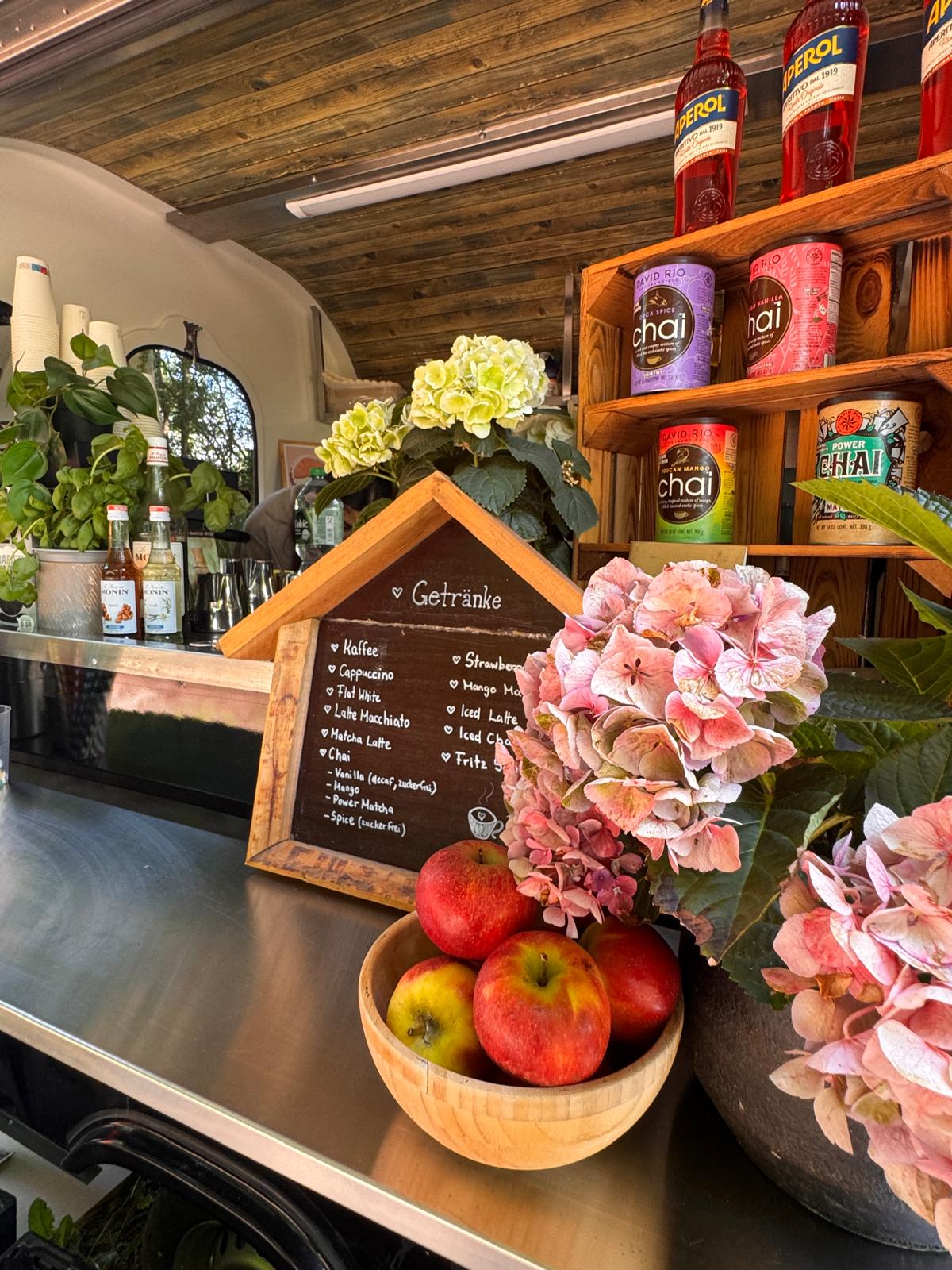 Liebevoll ausgestattete Getränketheke mit Blumen, Kaffee und Chai