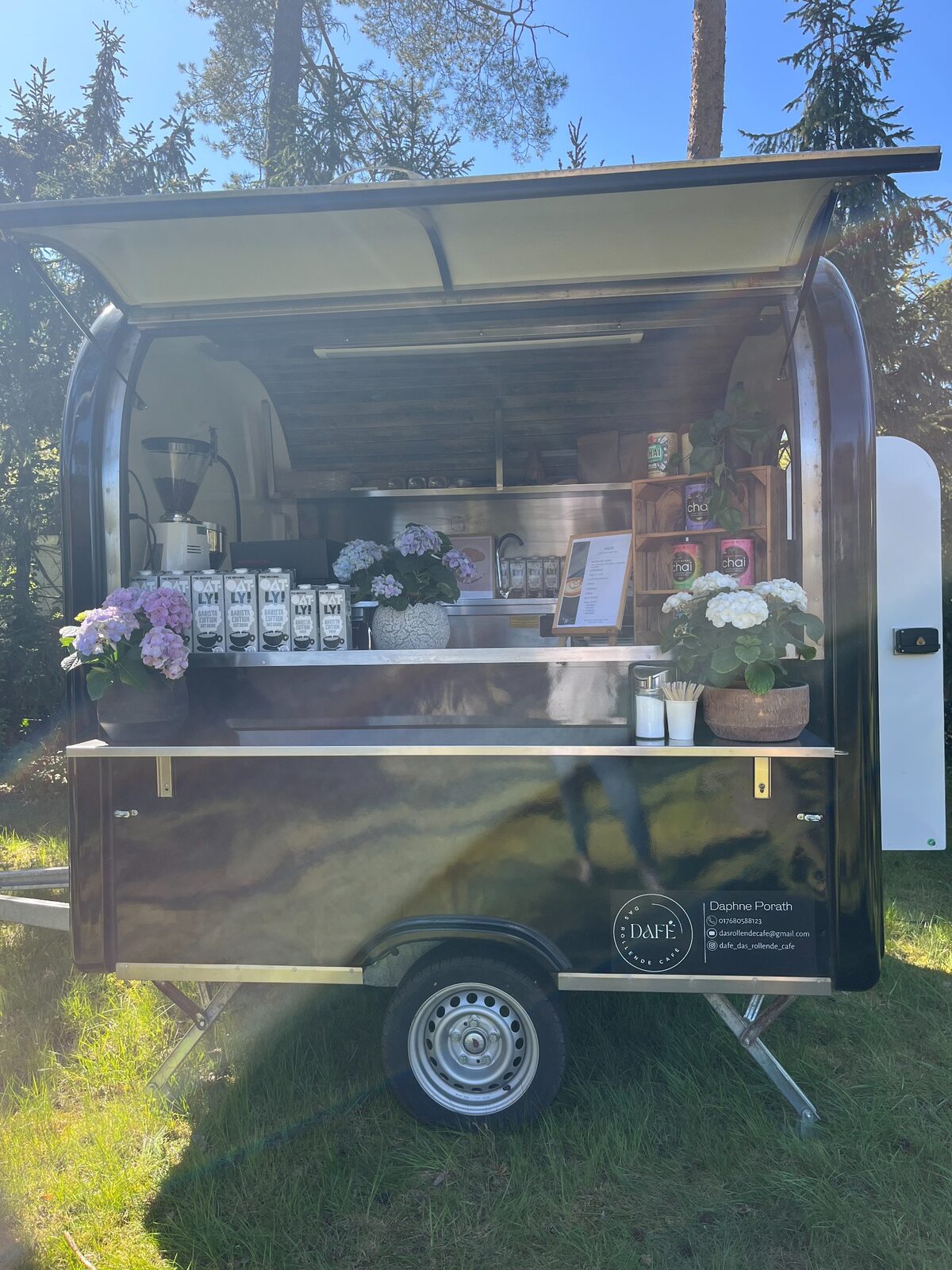 Der mobile Kaffeewagen Dafé, liebevoll dekoriert und bereit für ein Event